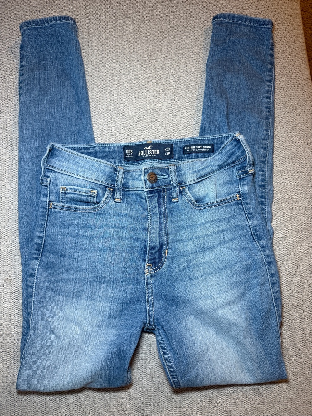 Hollister Women's Light Wash Skinny Jeans - Blue Denim